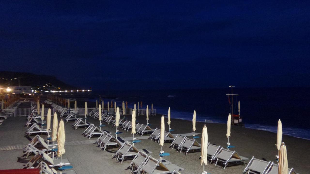 Ghiro Ghiotto Bed & Breakfast Pietra Ligure Eksteriør bilde