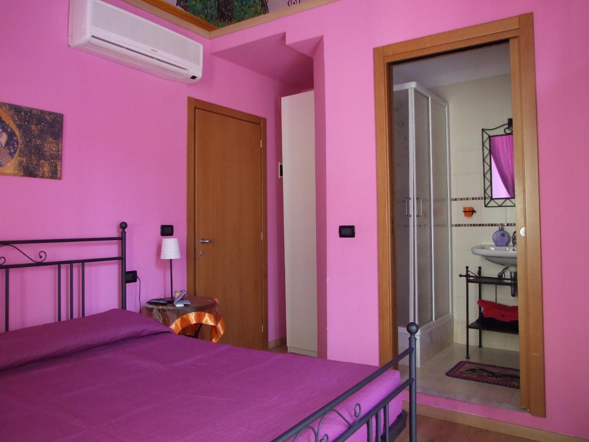 Ghiro Ghiotto Bed & Breakfast Pietra Ligure Eksteriør bilde