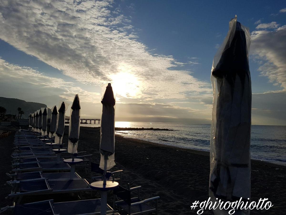 Ghiro Ghiotto Bed & Breakfast Pietra Ligure Eksteriør bilde
