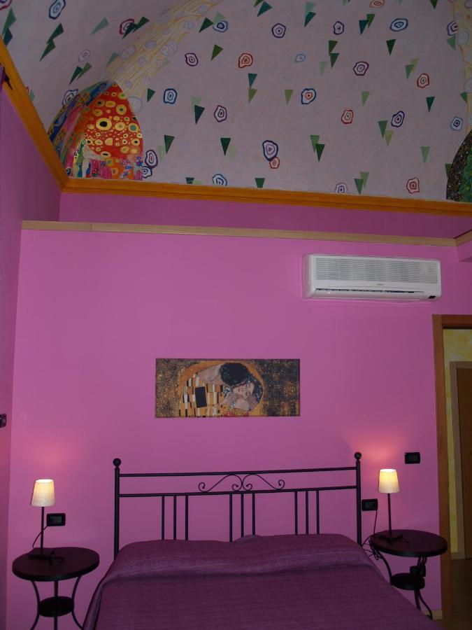 Ghiro Ghiotto Bed & Breakfast Pietra Ligure Eksteriør bilde