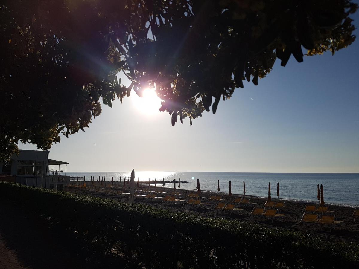 Ghiro Ghiotto Bed & Breakfast Pietra Ligure Eksteriør bilde